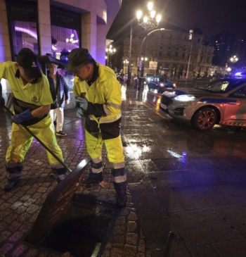 El Casco Viejo de Bilbao inundado por las lluvias que no cesan [...]