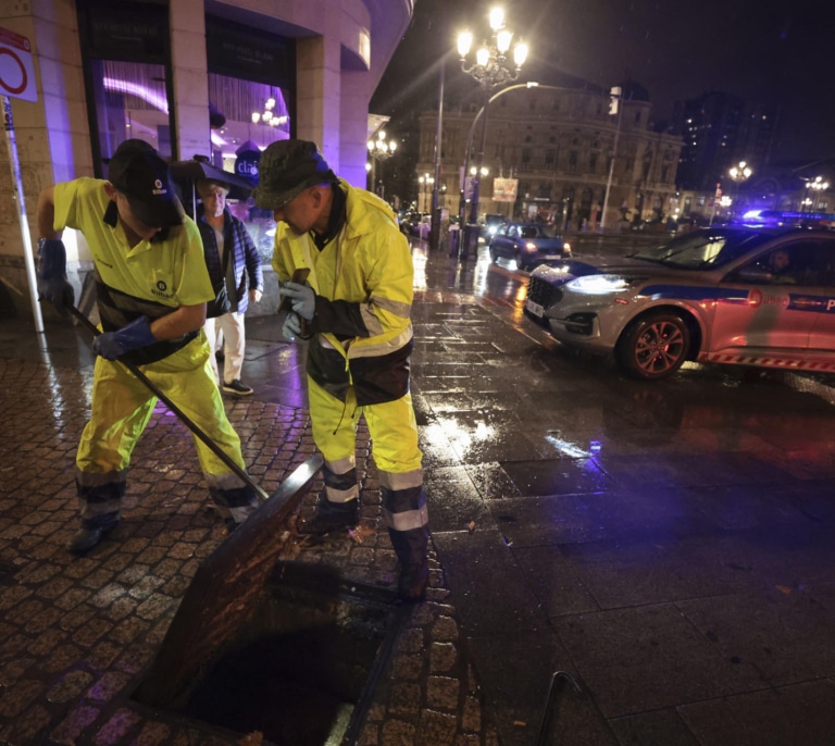 El Casco Viejo de Bilbao inundado por las lluvias que no cesan hasta el domingo