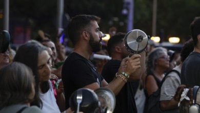 Los acampados de Sol se llevan la protesta al Congreso durante la votación de los decretos de vivienda