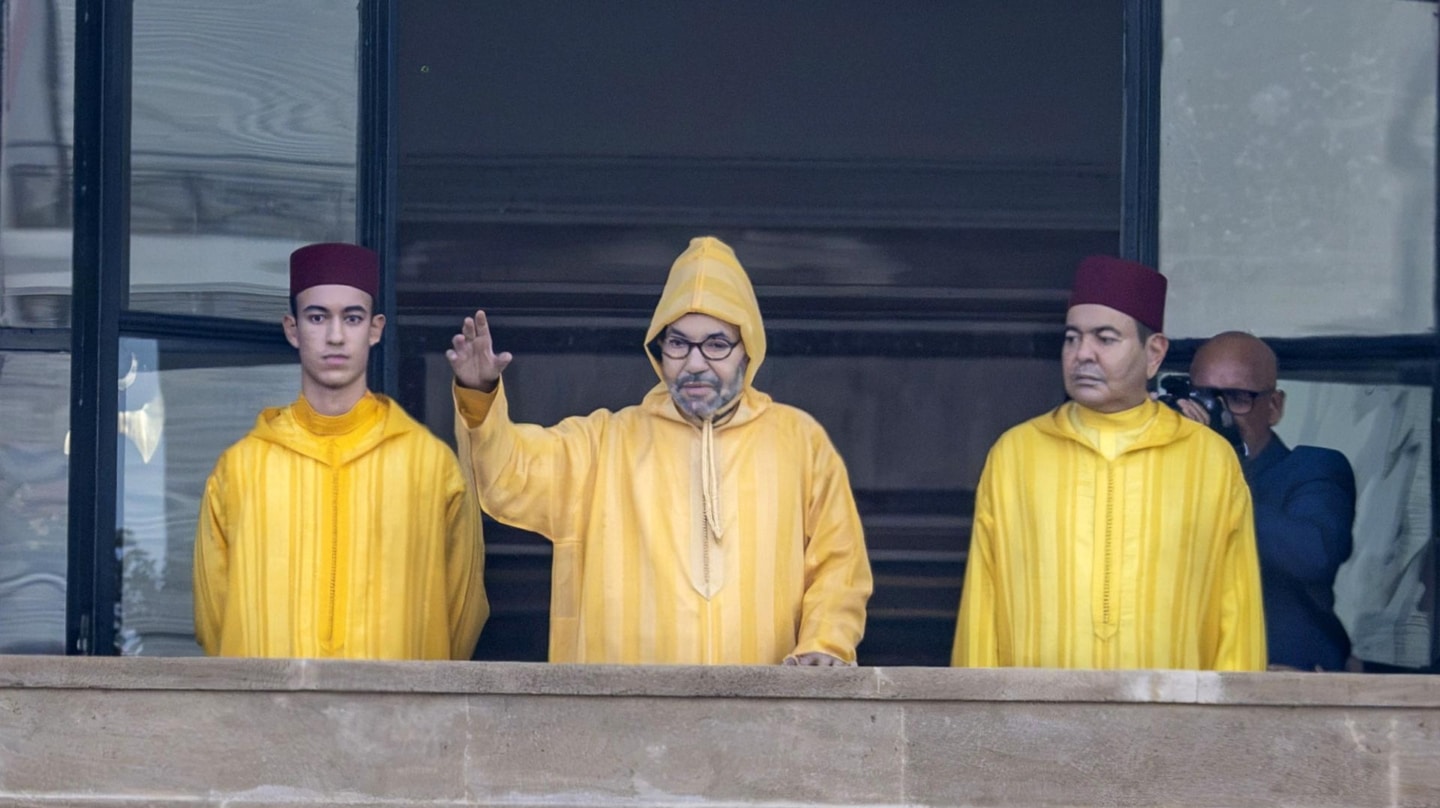Mohamed VI y sus hijos (Moulay El Hassan, a la izquierda: Moulay Rachid, a la derecha), en el balcón del Parlamento de Rabat.