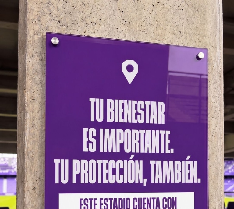 La Policía Nacional otorga un reconocimiento a LALIGA por la implantación del Protocolo Violeta en los estadios