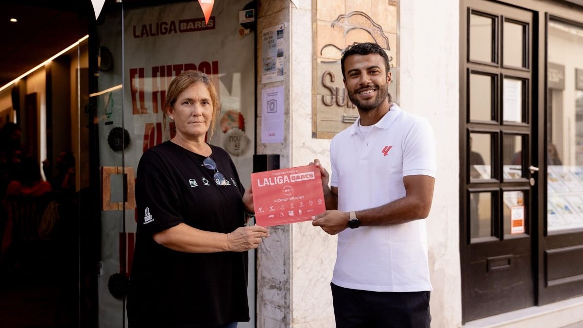 LALIGA BARES lleva la emoción de ELCLÁSICO a Sant Pol de Mar con la visita de Rafinha Alcántara