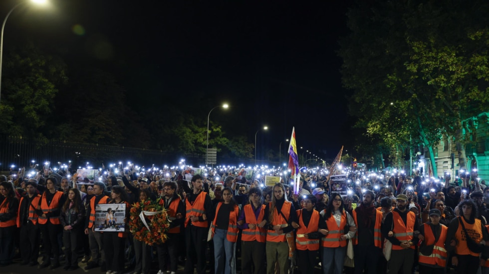 Cientos de personas homenajean a Maricarmen en Madrid con una marcha hasta su casa