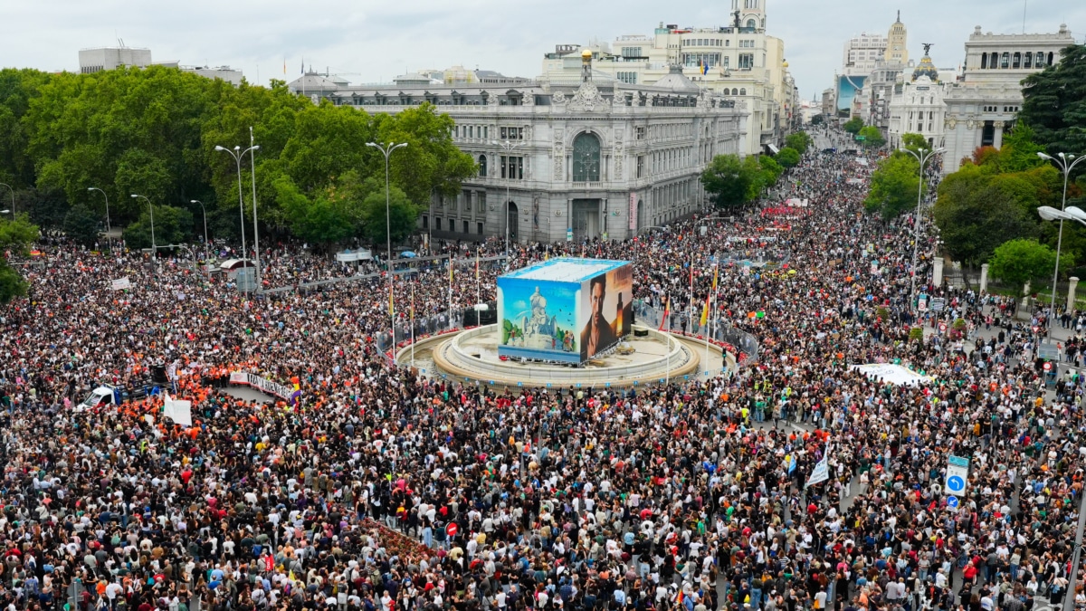MADRID, 03/10/2026.- Manifestación convocada por el Sindicato de Inquilinas para denunciar la caída de los decretos de la vivienda y reclamar una rebaja del 50 % en los alquileres, la exigencia de contratos indefinidos y también la expropiación de las viviendas a los fondos buitres, mientras llama a la huelga general, este sábado. EFE/ Borja Sanchez-Trillo