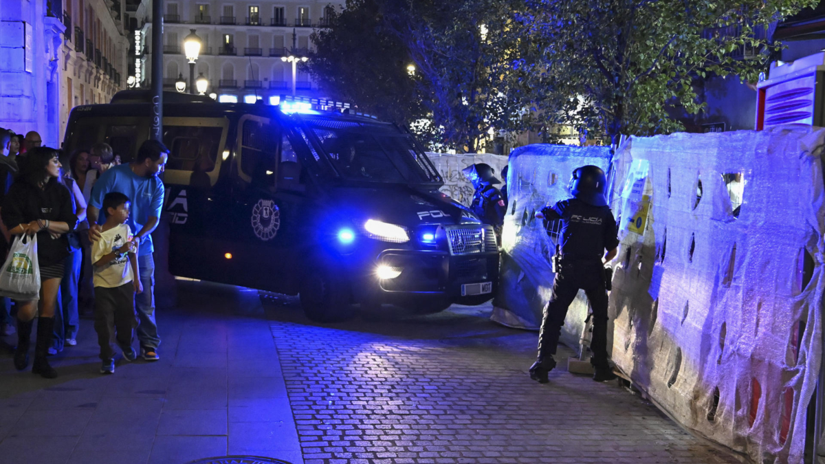 Miembros de los cuerpos antidisturbios se posicionan este sábado en los alrededores de la Puerta del Sol.