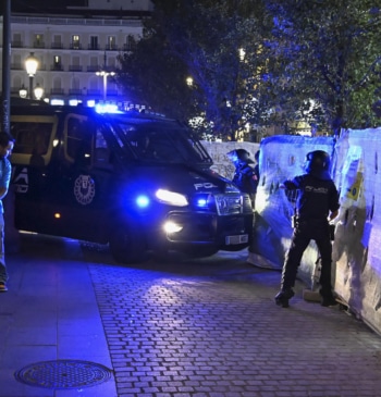 Noche de tensión en Sol por las concentraciones nazis contra la acampada