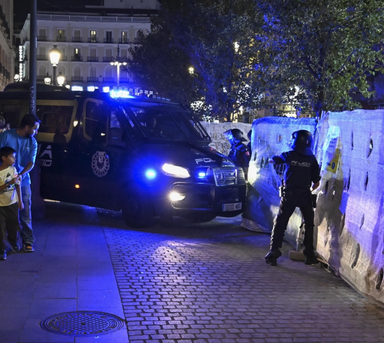 Noche de tensión en Sol por las concentraciones nazis contra la acampada