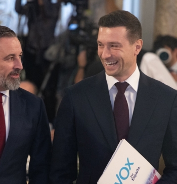 Abascal arremete contra las regularizaciones extraordinarias de Sánchez: "Colapsan la vivienda y [...]
