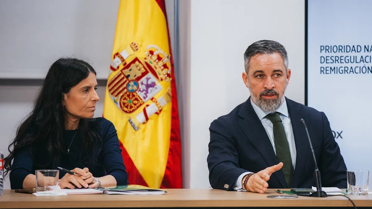 El presidente de Vox, Santiago Abascal, y la secretaria general adjuna del partido, Montse Lluis, en una reunión de CEN en Bambú