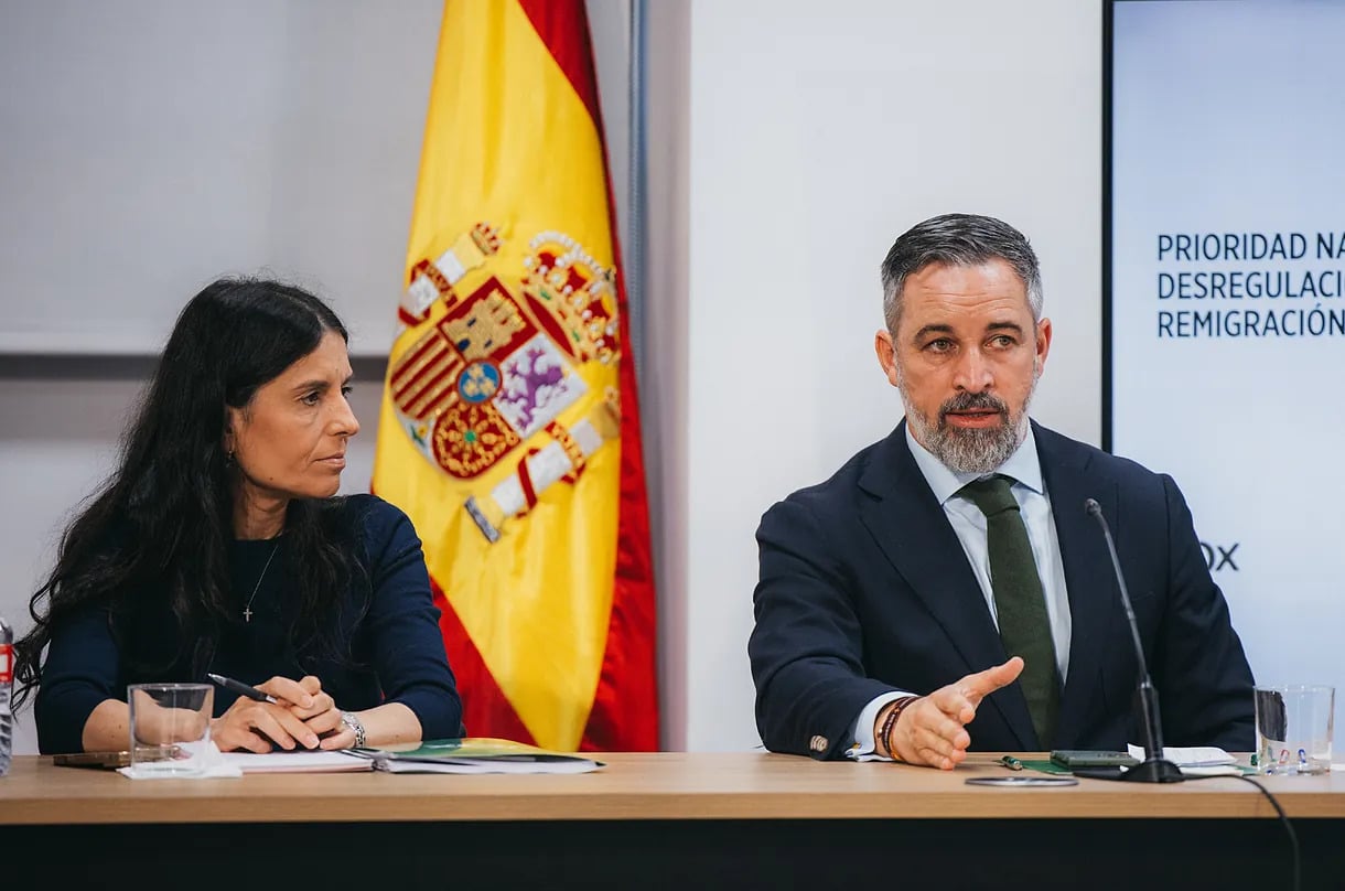 El presidente de Vox, Santiago Abascal, y la secretaria general adjuna del partido, Montse Lluis, en una reunión de CEN en Bambú