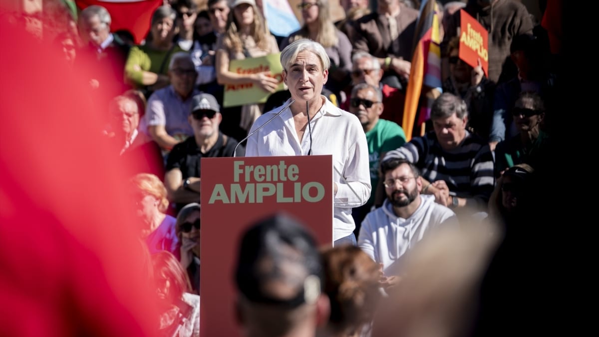 Ada Colau, candidata al Gobierno por Frente Amplio, en un acto preelectoral de la coalición en Móstoles (Madrid), este domingo 25 de octubre