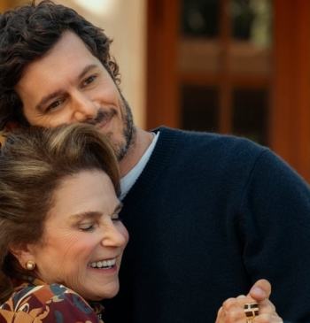 Tovah Feldshuh y Adam Brody interpretando a Bina Roklov y Noah Roklov en la serie de Netflix 'Nadie quiere esto'