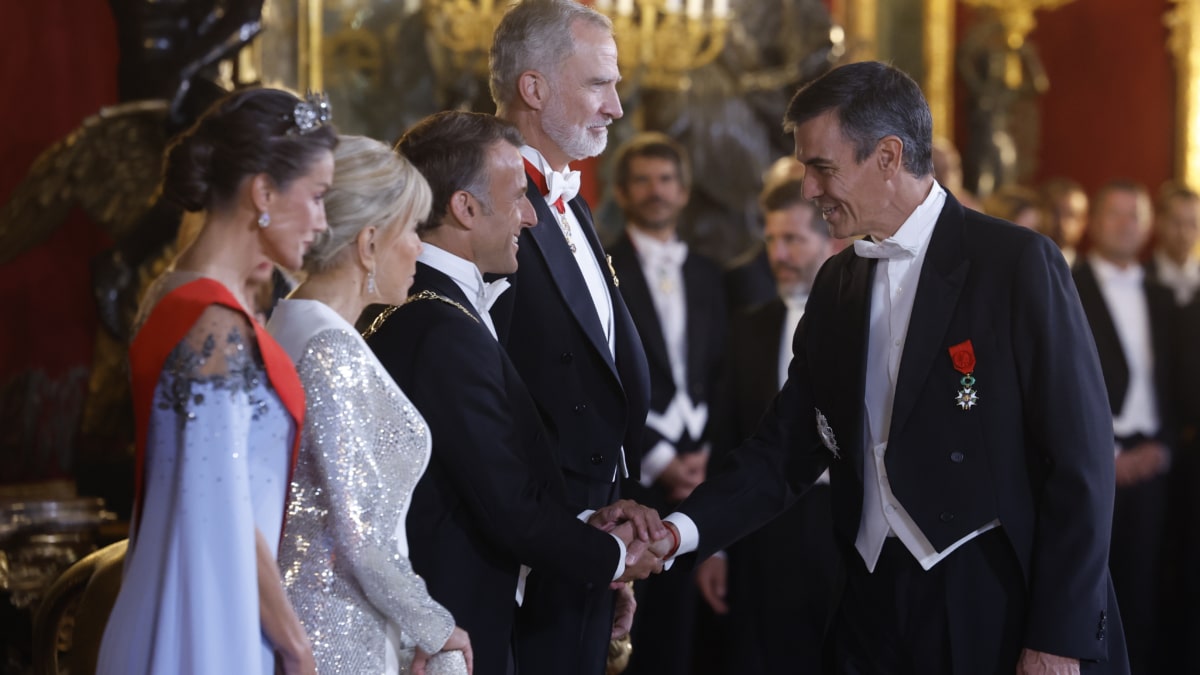 MADRID, 29/09/2026.- Los reyes de España, Felipe VI y Letizia (i), y el presidente de la República de Francia, Emmanuel Macron (3-i), y la primera dama Brigitte Macron (2-i) saludan al presidente del Gobierno español, Pedro Sánchez (d), a su llegada a la cena de gala que se celebra este martes en el Palacio Real, en Madrid. EFE/Daniel González