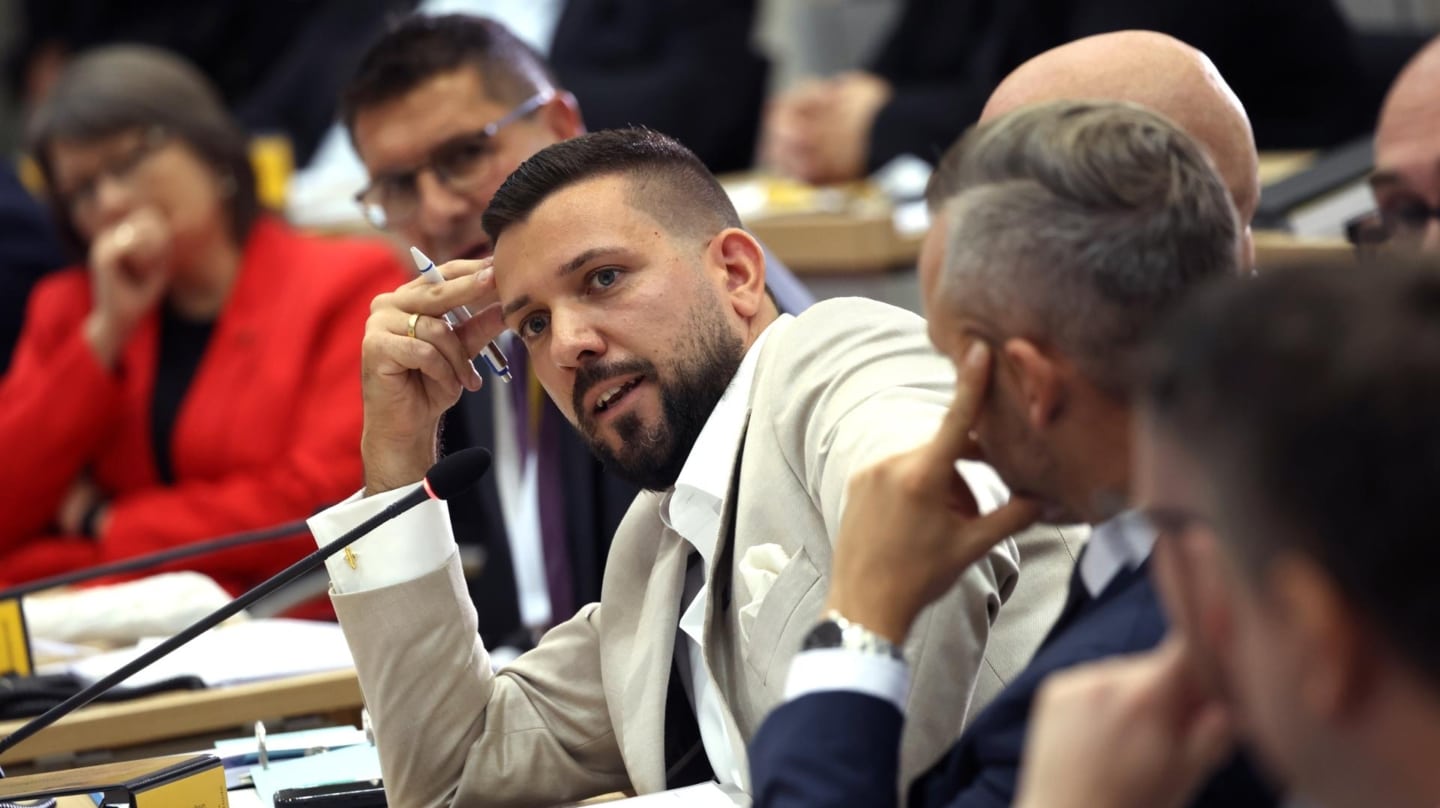 Tobias Rausch, nuevo presidente del Landtag de Sajonia-Anhalt, centro, en la sesión del Parlamento en Magdeburgo.