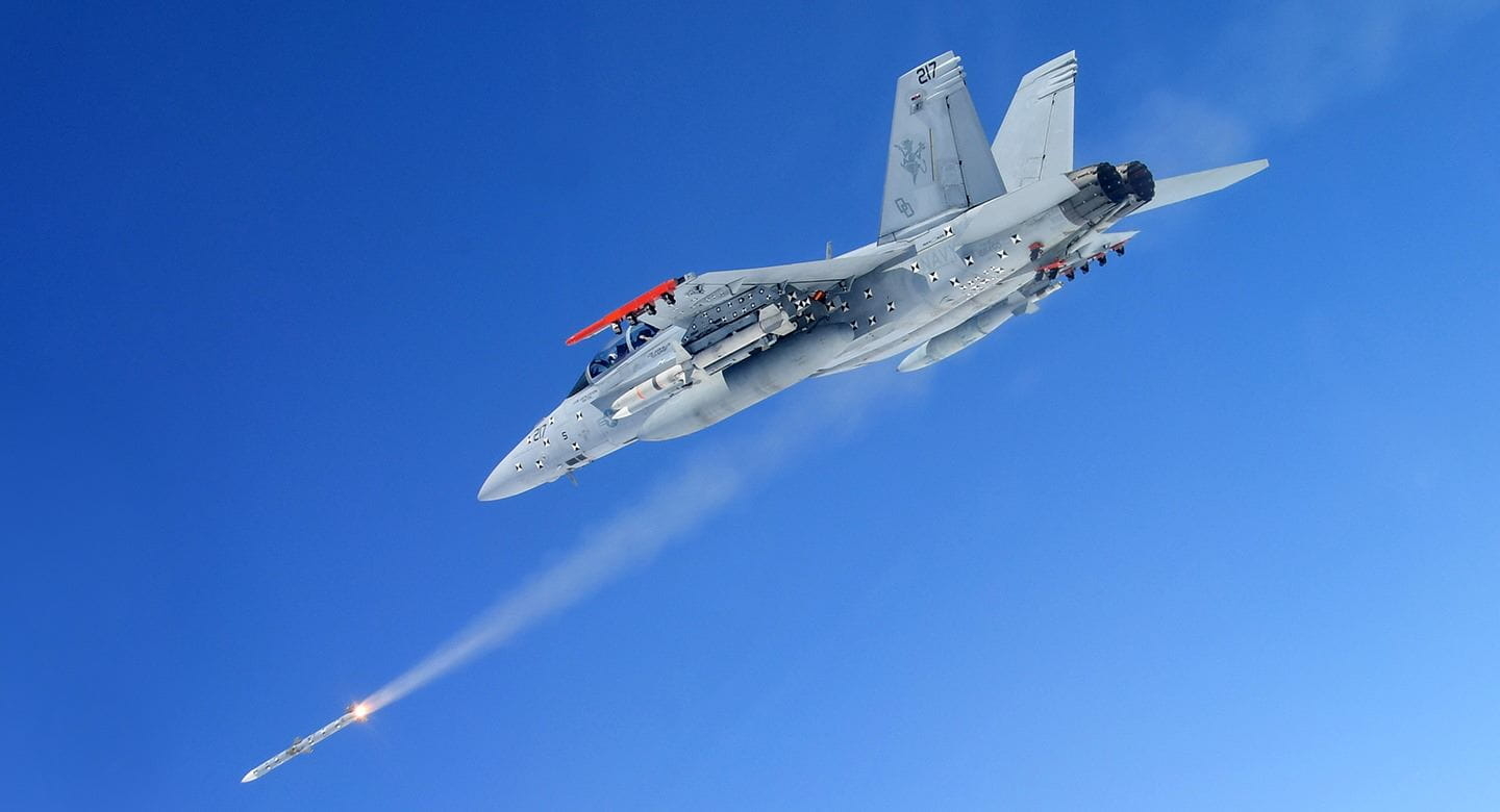 El misil Amraam, el arma de superioridad aérea "más sofisticada" que renovará las capacidades de los Eurofighter y los F18