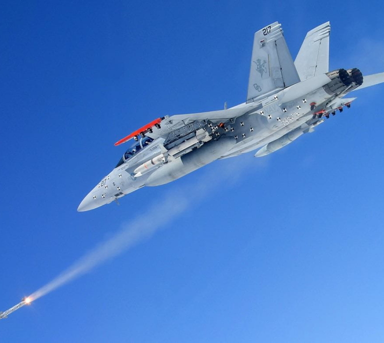 El misil Amraam, el arma de superioridad aérea "más sofisticada" que renovará las capacidades de los Eurofighter y los F18 