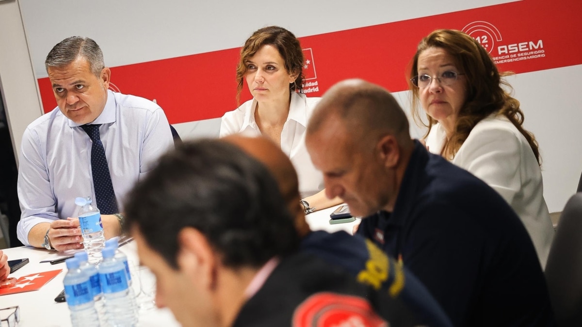 La presidenta de la Comunidad de Madrid, Isabel Díaz Ayuso, este miércoles en la Agencia de Seguridad y Emergencias 112 (ASEM112), en Pozuelo de Alarcón.
