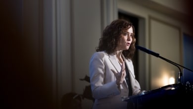Ayuso y Abascal piden a los electores que "no se les ocurra votar por correo" el 29-N