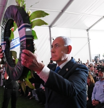 Netanyahu llega al tercer aniversario del 7 de octubre cercado por las [...]
