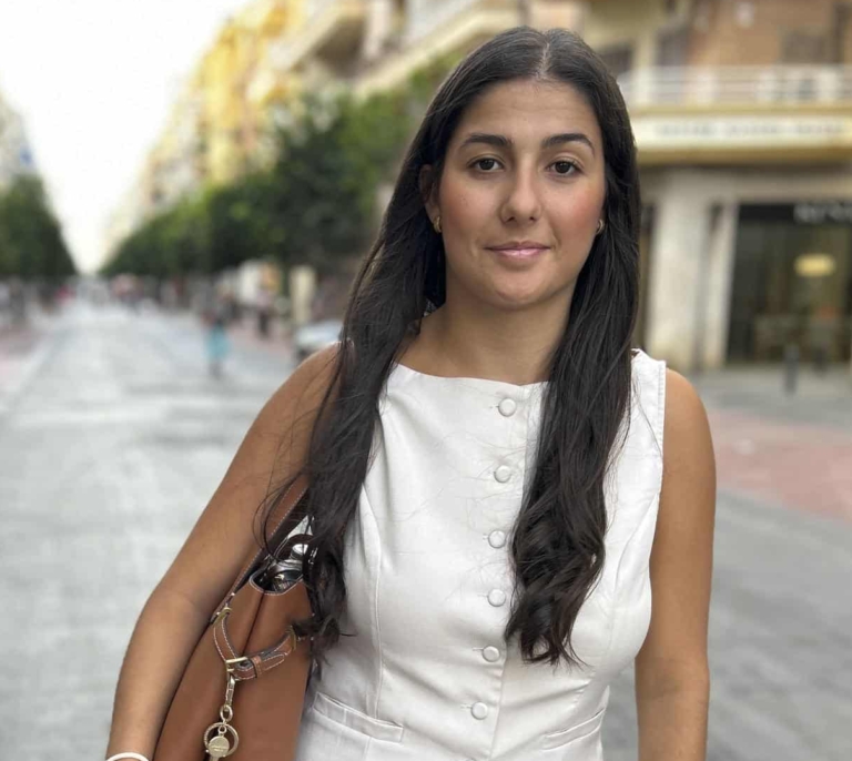 La sevillana Julia Cejudo, la notaria más joven de España que quiere ser empresaria con 23 años