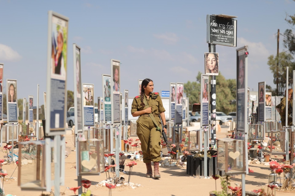 Una soldado visita un memorial en recuerdo de las víctimas de los atentados del 7 de octubre