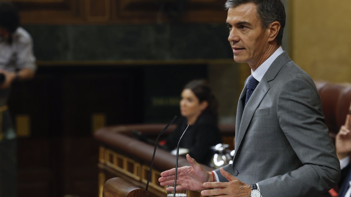 MADRID, 02/10/2026.- El presidente del Gobierno, Pedro Sánchez, interviene en el pleno en el que se debate y vota los decretos de vivienda del Gobierno celebrado este viernes en el Congreso. EFE/JJ Guillén