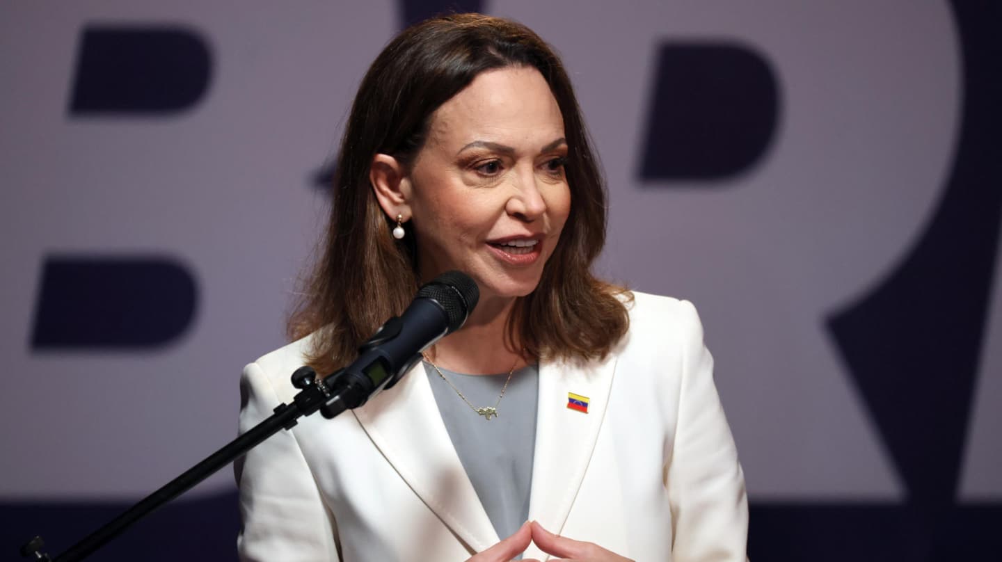 La líder opositora María Corina Machado, habla en una rueda de prensa en la Universidad Católica Andrés Bello, en Caracas.
