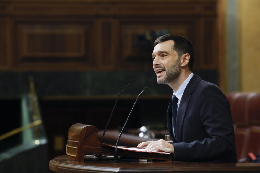 El ministro de Derechos Sociales y Consumo, Pablo Bustinduy durante el pleno en el que se debate los decretos de vivienda, en el Congreso