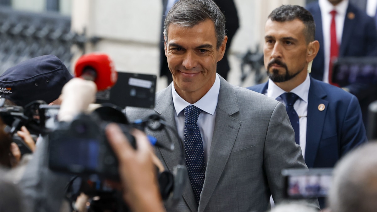 MADRID, 02/10/2026.- El presidente del Gobierno, Pedro Sánchez, llega al Congreso de los Diputados para el pleno en el que se debate y vota los decretos de vivienda del Gobierno, este viernes. EFE/J.J. Guillén