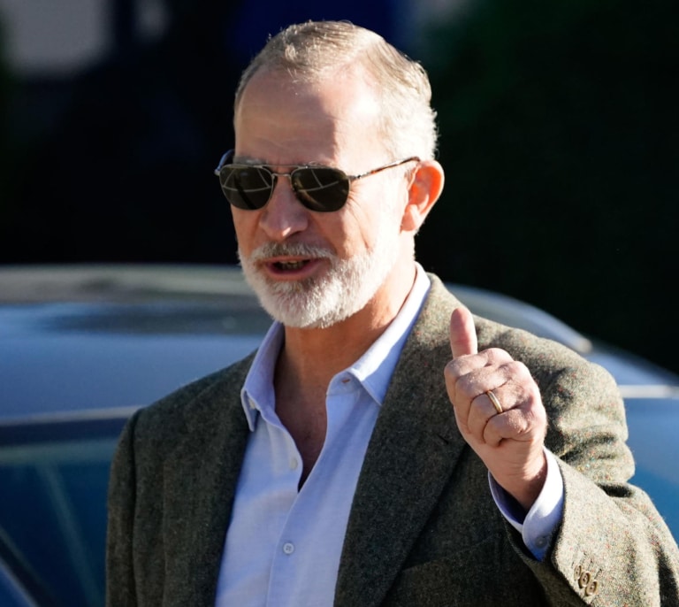 El Rey, con gafas de sol tras la operación de cataratas, se encuentra "muy bien"