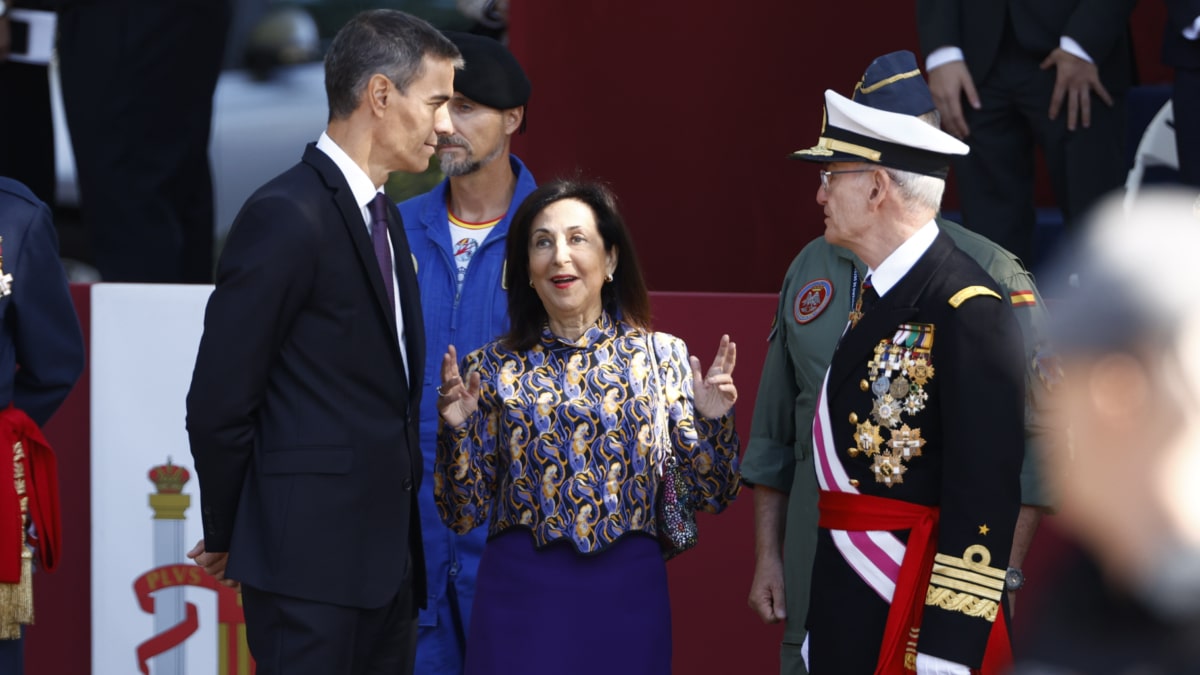 MADRID, 12/10/2026.- El presidente del Gobierno, Pedro Sánchez, la ministra de Defensa Margarita Robles, y el jefe de Estado Mayor de la Defensa (Jemad), almirante general Teodoro López Calderón, durante el tradicional desfile militar por las calles del centro de Madrid en el que participan casi 4.400 militares, 144 vehículos, 39 motos, 50 aviones y 32 helicópteros, este lunes Día de la Fiesta Nacional.EFE/ Daniel González