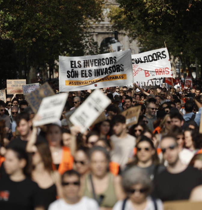 Cientos de miles de personas se manifiestan en toda España para reclamar [...]
