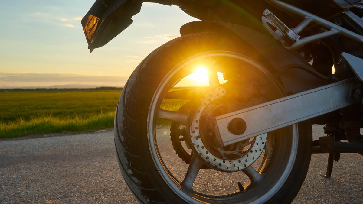 Esto es lo que debes hacer con tus guantes de moto