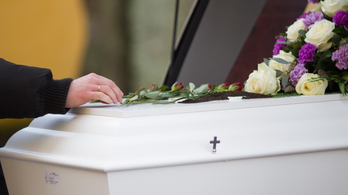 ¿Entierro o cremación? Qué diferencias hay, cuánto cuestan y qué debe valorar una familia