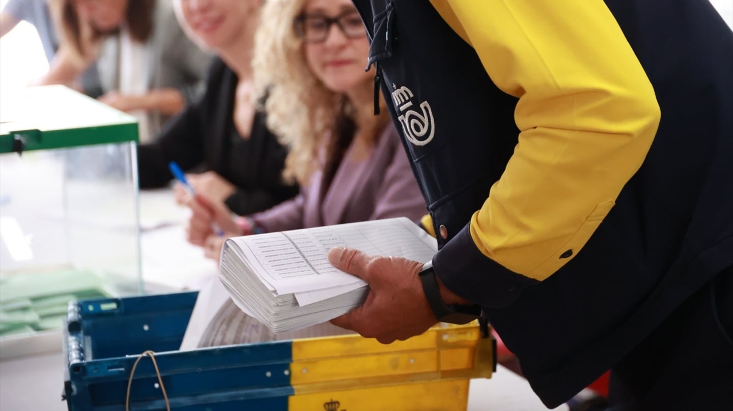 Personal de Correos acude a los colegios electorales para depositar el voto.