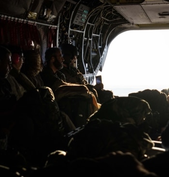 Así se prepara un corresponsal de guerra: trincheras, explosivos, primeros auxilios y [...]