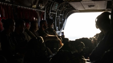 Así se prepara un corresponsal de guerra: trincheras, explosivos, primeros auxilios y hasta un vuelo en Chinook