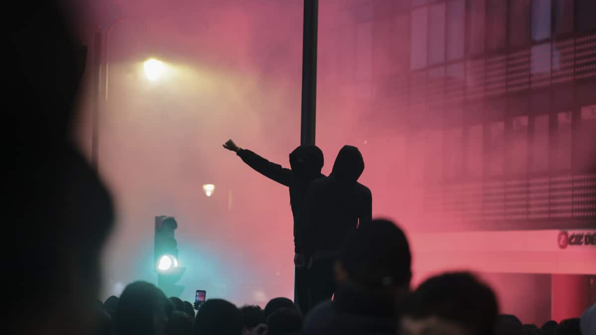 BILBAO, 26/10/2026.- Asistentes encienden bengalas durante una manifestación de estudiantes y de colectivos 'antifascistas' este lunes por el centro de Bilbao "contra el fascismo" y en protesta por el acto anunciado por el agitador y activista político Vito Quiles para esta tarde en la ciudad. EFE/Luis Tejido