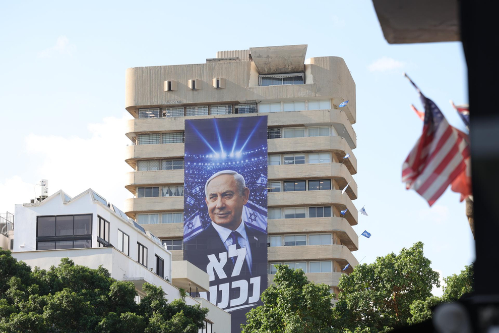 Cartel electoral con el rostro de Benjamín Netanyahu en Tel Aviv