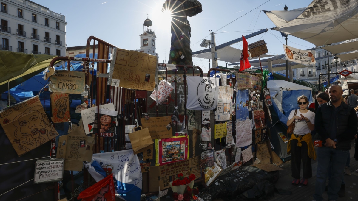 MADRID, 08/10/2026.- Mensajes colocados en las tiendas de campaña en la Puerta del Sol este jueves. La muerte de Maricarmen, la anciana española de 87 años que fue desahuciada el pasado 23 de septiembre en Madrid y que activó la lucha por la crisis de la vivienda, ha avivado las protestas en toda España con movilizaciones para homenajearla, velatorios y resistencia a otros desahucios para que "no haya ninguna Maricarmen más". EFE/Chema Moya