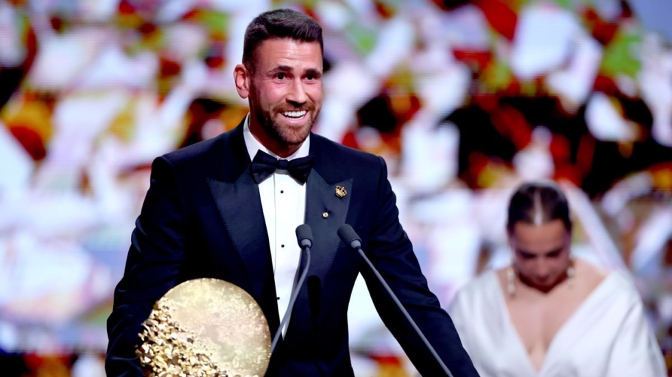 Unai Simón emociona en la gala del Balón de Oro: del amor a su novia Carmen al emotivo recuerdo de sus padres e Iribar