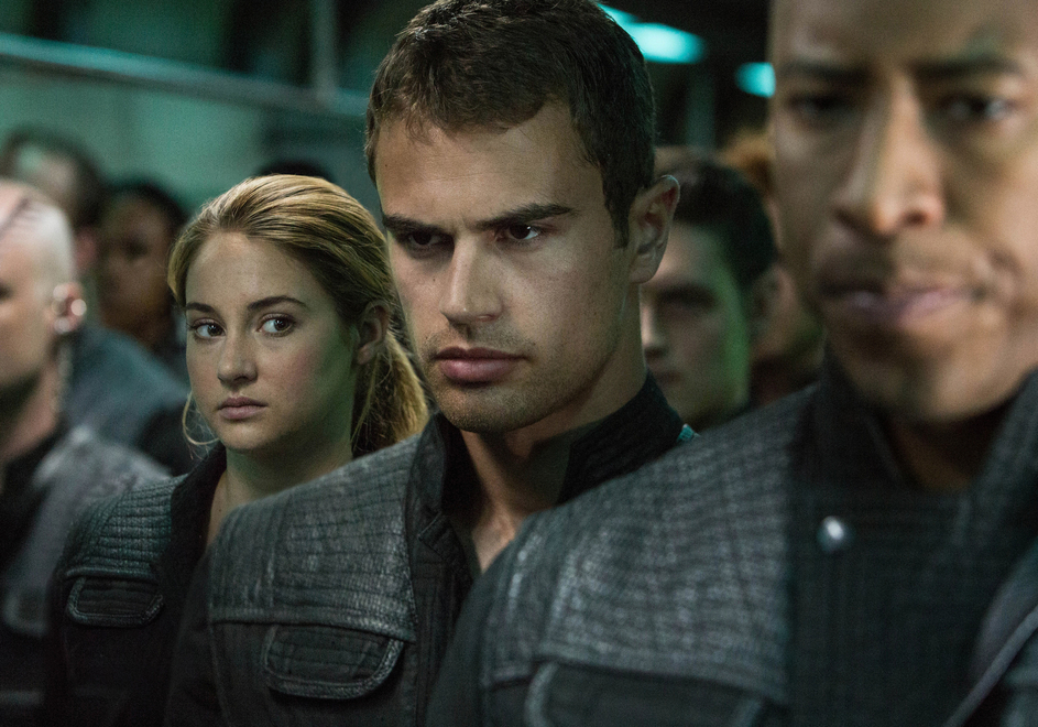 Theo James junto a Shailene Woodley ('Bajo la misma estrella') en 'Divergente'