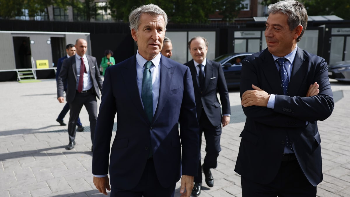 El presidente del Instituto de la Empresa Familiar (IEF), Eloi Planes (d) conversa con el líder del PP, Alberto Núñez Feijóo, a su llegada al XXIX Congreso Nacional de la Empresa Familiar.