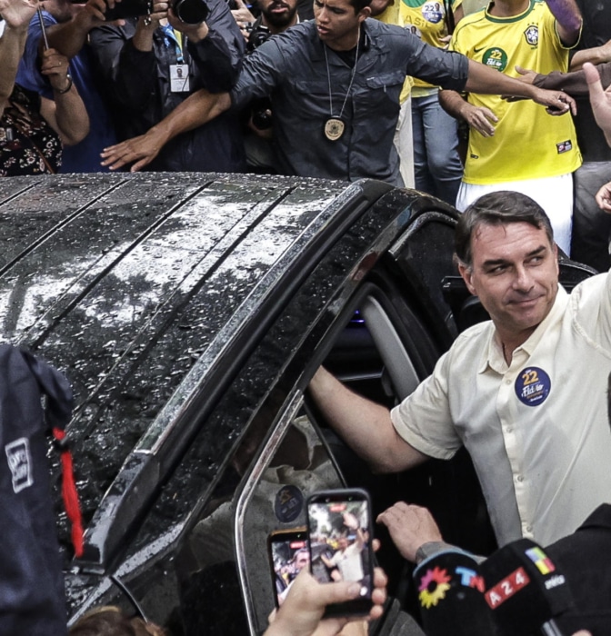 Flávio Bolsonaro huye a Estados Unidos por temor a acabar condenado como su padre