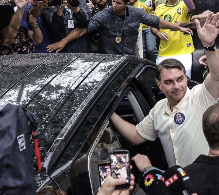 Flávio Bolsonaro huye a Estados Unidos por temor a acabar condenado como su padre