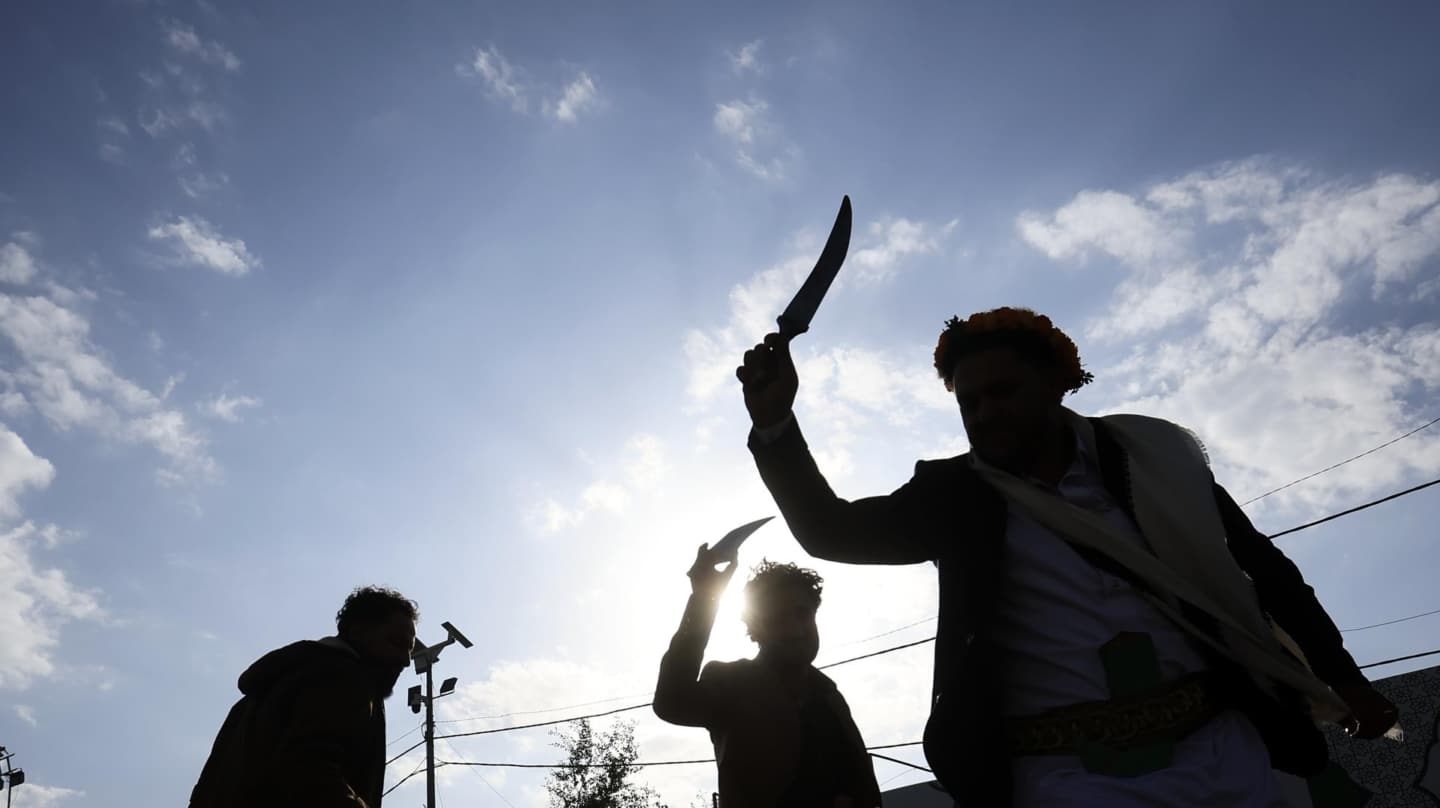 Un grupo de hombres porta dagas tradicionales en Sanaa, la capital de Yemen, controlada por los hutíes