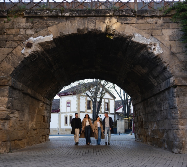 En equilibrio entre la innovación y el respeto por la tradición, las bodegas centenarias de Haro se abren al mundo