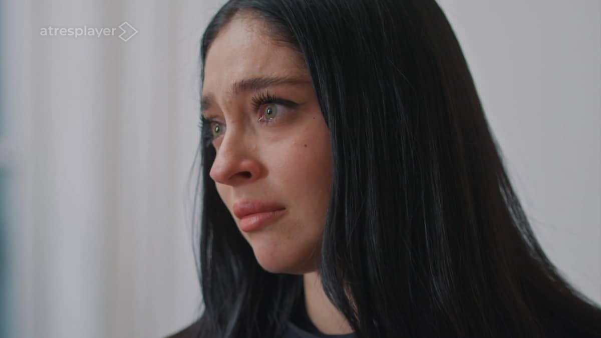 Cemre Baysel interpreta a Zeynep Candan en el capítulo 9 de la serie turca El Secreto