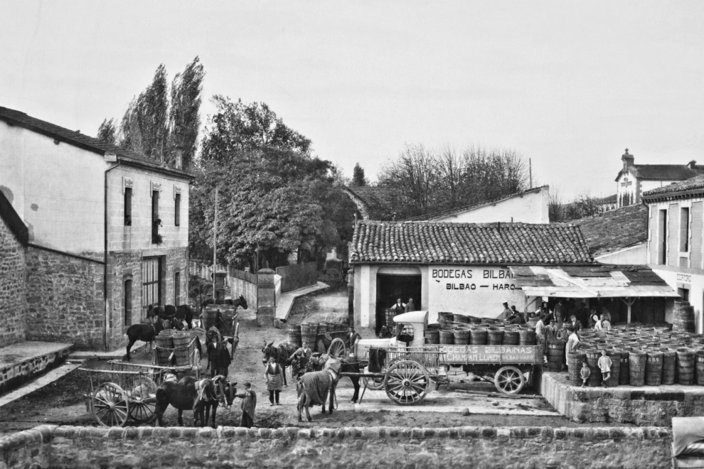 Entrada de la uva en las Bodegas Bilbaínas en el siglo pasado