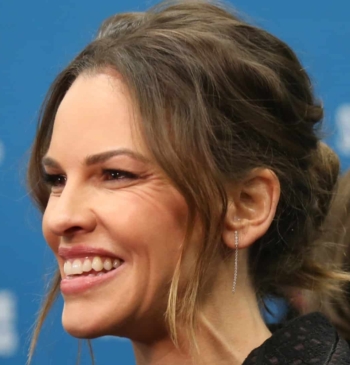 Hilary Swank anuncia que será madre de su tercer hijo a los 52 años